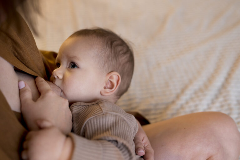 ¿Mujeres de pechos pequeños no son buenas lactantes? Médico aclara dudas