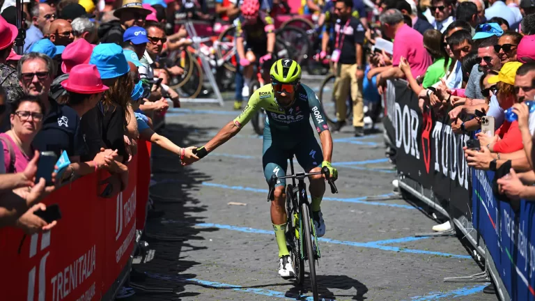 Daniel Martínez Brilla en el Giro de Italia: Segundo en la General tras una Etapa Infernal