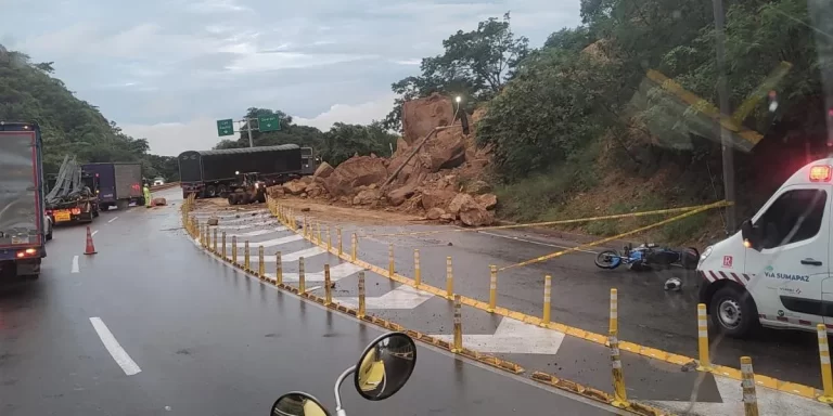 Derrumbe en la vía Bogotá-Girardot