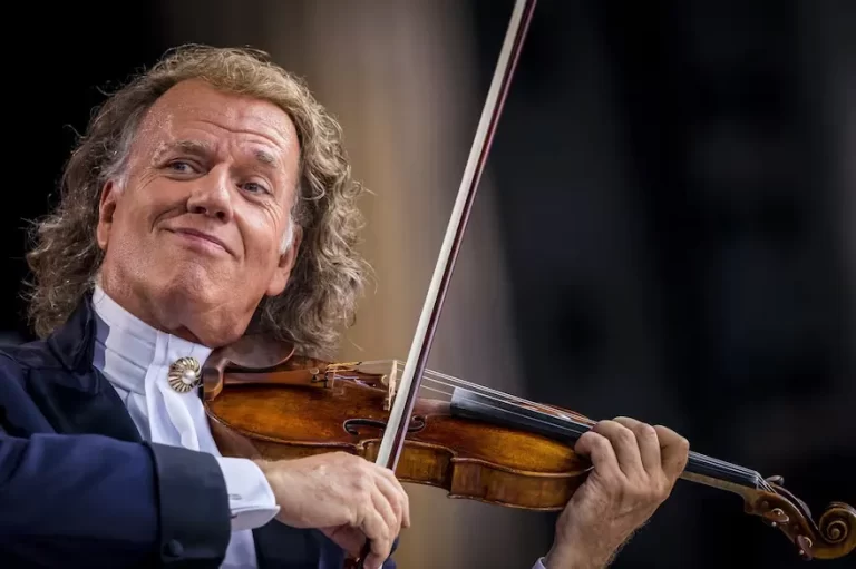 André Rieu Encanta a Bogotá en su Gira: Cuatro Noches Mágicas con la Orquesta Johann Strauss