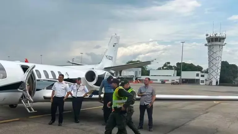 Aterrizaje Inesperado de Avioneta Venezolana en Colombia Desata Protocolos de Seguridad y Cinco Detenidos