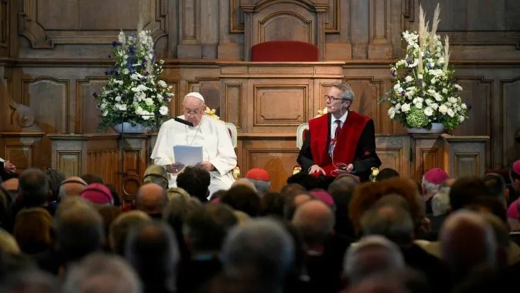 PAPA FRANCISCO PROFESORES UNIVERSITARIOS