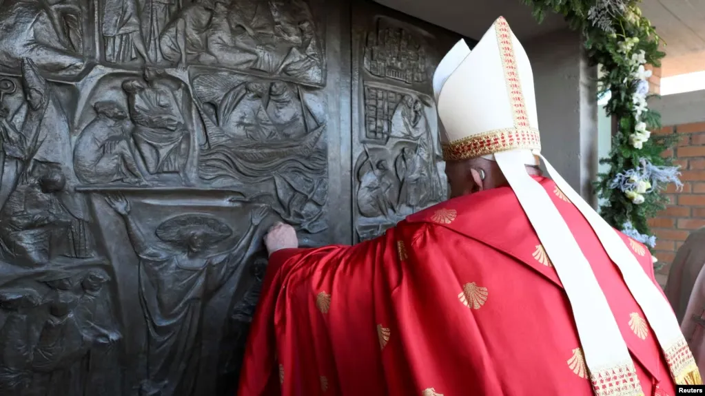 Papa Francisco Abre Puerta Santa