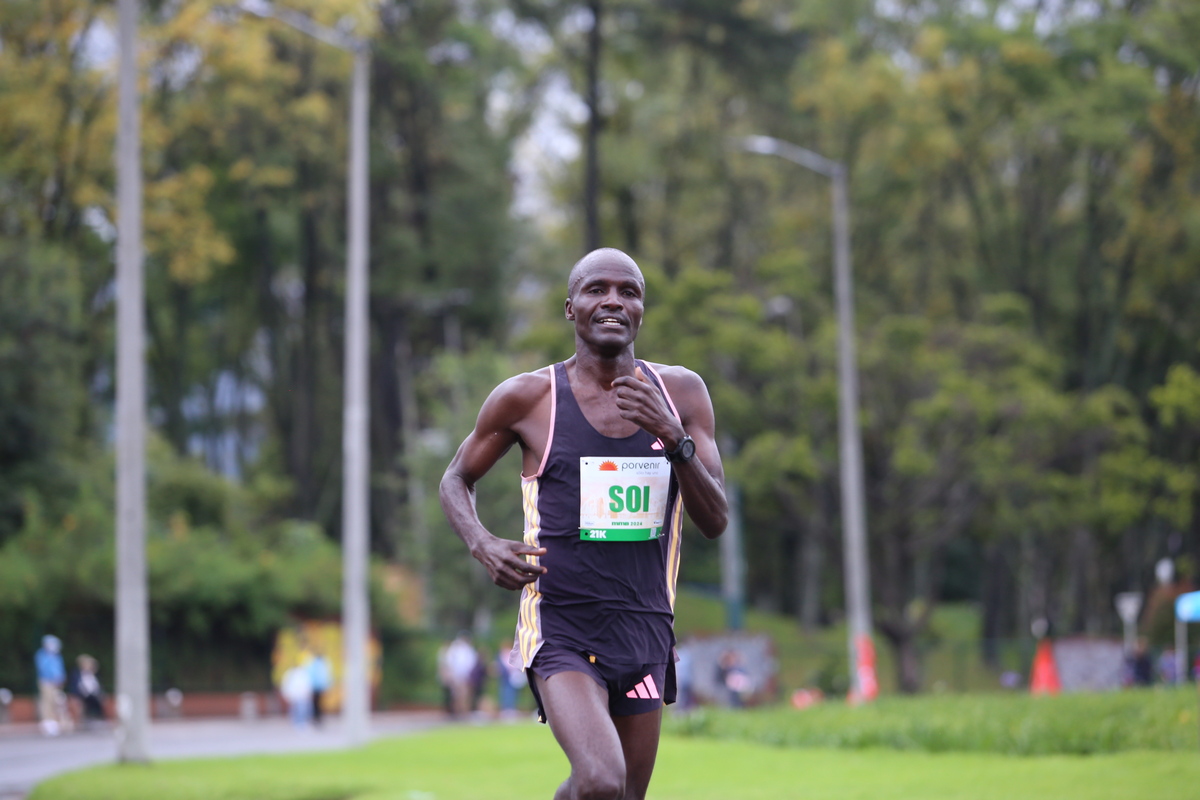 Atleta élite en la media maratón de Bogotá